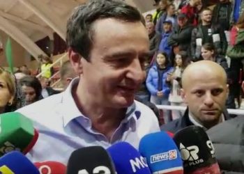 Protestë e serbëve para ambasadës shqiptare në Serbi, Kurti: Ekstremistë që s’duan të pranojnë realitetin, të inkurajuar nga Beogradi