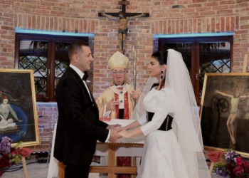 FOTO/ “Kemi Zotin dëshmitar”! Rudina Dembacaj dhe ish deputeti Mark Frroku kurorëzojnë dashurinë në martesë