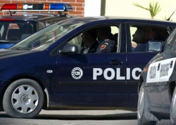 Me precedentë penale/ 33-vjeçari nuk zë mend, godet gardianin e përfundon sërish pas hekurave