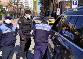 Krujë/ Në pranga babai, shpallet në kërkim i biri 29-vjeçar, pasi kishin drogë në shtëpi