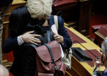 FOTOT/ Ndarja nga jeta e politikanes, lot, pikëllim dhe përqafime mes deputetëve në parlament. Lule te tavolina e saj