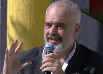 “S’e kam kuptuar që ju detyrojnë të printojnë gjithë kohës letra”/ Rama nis konsultimin publik me nxënësit e studentët në vend: Ja plani i qeverisë