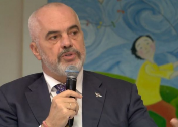 “Le të ndryshojmë këndvështrimin për të ardhmen”/ Rama vazhdon konsultimin publik me nxënësit në Shkodër: Më shkruani pa ngurrim