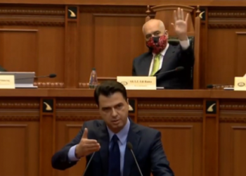 FOTO/ Rama s’lejon askënd të ndërpresë Bashën, ja shenja që i bëri deputetëve të PS në Kuvend