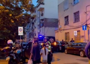 Vrasja e vetëvrasja në Tiranë/ Ja si ndodhi plagosja me thikë dhe hedhja nga pallati e qytetares ganeze dhe shqiptarit