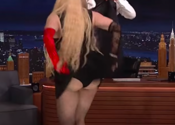 VIDEO/ Madonna nuk zhgënjen në “The Tonight Show”: Hidhet mbi tavolinën e prezantuesit dhe tregon të brendshmet