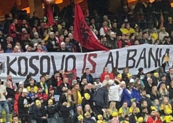 Mediat serbe “tërbohen” nga banderola e tifozëve në ndeshjen Suedi-Kosovë: Në sy të Europës…!