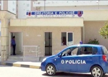 Dy të rinj “tmerrojnë” Vlorën me vjedhjen e makinave, arrestohet në flagrancë një 27-vjeçar! Shpallet në kërkim bashkëpunëtori i tij