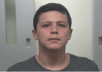 FOTOT/ E kapën në shtrat me vajzën, adoleshenti vret 16-vjeçaren, njerkun dhe nënën e saj