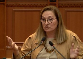 Flutura Açka: Qeveria po bën monologje, i ka zënë meraku me ‘Foltoren’ e Berishës, gjë e mirë që e keni makth