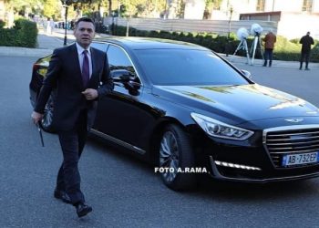 Akuza e Palokës: “Vjen në Kuvend me makinë 250 mijë USD”; Ahmetaj zbulon çmimin e mjetit të tij!