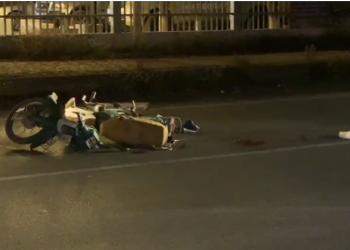 FOTOT/ Motori përplas për vdekje një këmbësor në Fier, pamjet e rënda