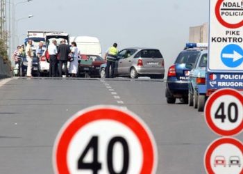 Makina përplaset me trafikndarësen, plagoset rëndë një vajzë
