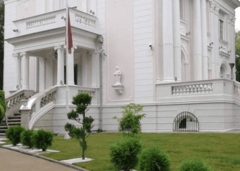 Sulmohet ambasada shqiptare në Serbi