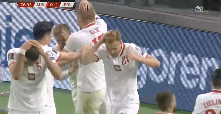 VIDEO/ Ndërpritet ndeshja Shqipëri-Poloni: Ja momenti kur tifozët godasin me shishe lojtarin polak