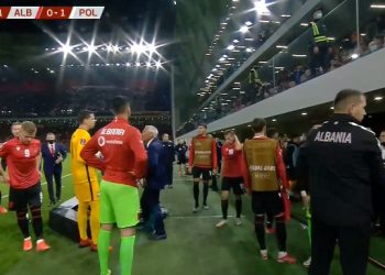 Video/Shqipëri-Poloni 0-1, polakët provokojnë tifozerinë kuqezi, që përgjigjet duke hedhur sende të ndryshme, ndërpritet ndeshja