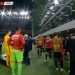 Video/Shqipëri-Poloni 0-1, polakët provokojnë tifozerinë kuqezi, që përgjigjet duke hedhur sende të ndryshme, ndërpritet ndeshja