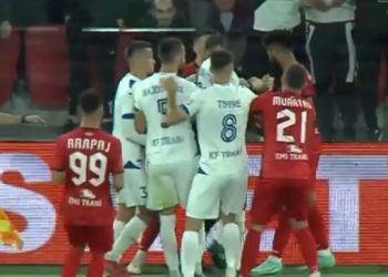 VIDEO/ Tirana-Partizani (1-0) Tension nuk i ndahet derbit, “fluturojnë” shishet nga tribuna