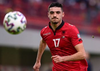 FOTO/ “E korrupton” me flamurin shqiptar, fansi ia del t’i marrë fanellën Brojës