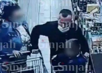 VIDEO/ E rëndë në Prishtinë, burri dhunon një grua brenda marketit në sytë e fëmijëve: Kudra jeni