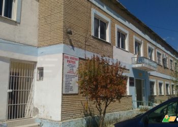 Sherr me mjeken/ 38-vjeçari në Patos thyen xhamin e derës në qendrën shëndetësore
