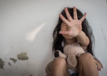 Ngjarja shokuese në Kamëz/ U rrah brutalisht nga babai, 6-vjeçarja në gjendje të rëndë për jetën. Dyshohet për abuzim seksual