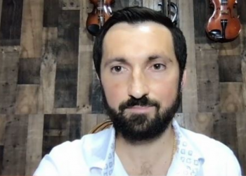 Doktori shqiptar në SHBA bën namin në Tik Tok: Shyqyr që më kupton bashkëshortja. Sëmundja e babait më futi në rrugën e mjekësisë