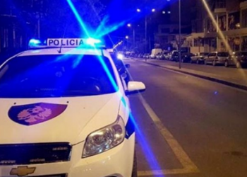 Konflikti në një lokal në Elbasan/ Qëllohet me sende të forta 57-vjeçari, rrëzohet dhe dëmtohet tek tavolina