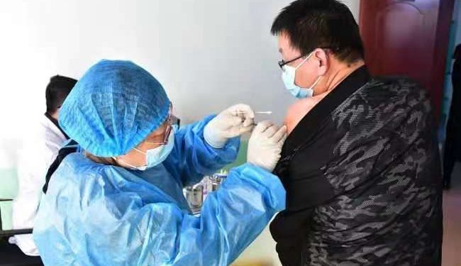 Pekini ofron dozën e tretë Covid për personat me imunitet të rrezikuar