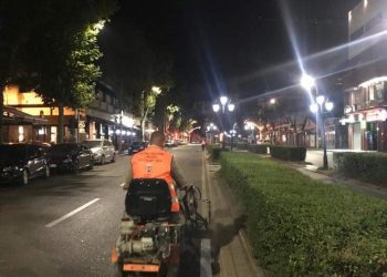 Fotot/ Në prag të Maratonës, ekipi i terrenit në Bashkinë Tiranë kujdeset për sinjalistikën e çdo rruge