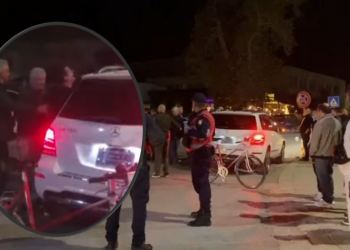 ‘Na vranë vëllanë…’/ Plagosja në Fier, familjarët e Demir Backës shkojnë në vendngjarje