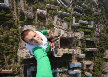 Sondazhi/ Rreth 400 persona në botë kanë humbur jetën për një selfie në 13 vitet e fundit!