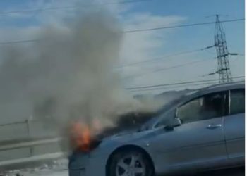 Shkëndija elektrike/ Automjeti shpërthen në flakë në autostradën Tiranë-Durrës