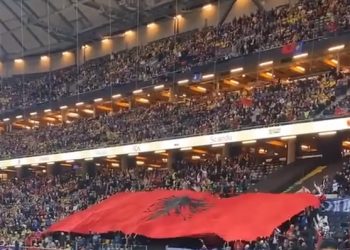 VIDEO/ “O sa mirë me qenë shqiptarë”. Emocionuese, tifozët e Kosovës shpalosin flamurin kuqezi në stadiumin e Suedisë