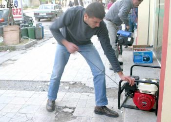 FOTO/ Kur zhurma e gjeneratorëve na shoqëronte nëpër trotuare. Kriza që e kishim harruar dhe na…