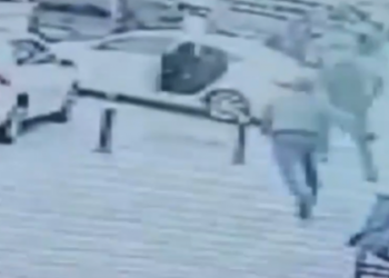 VIDEO/ I vodhën çantën plot me para, i vihet pas hajdutëve, shihni si i neutralizon dhe merr mbrapsht atë që i takonte