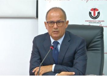 Të hënën nis viti i ri akademik/ Hoxha: Mbi 50% e studentëve janë vaksinuar, të tjerët do lejohen nëse paraqesin test PCR