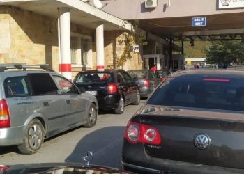 Radhë të gjata në Kapshticë, qytetarët në pritje për të kaluar në tokën greke
