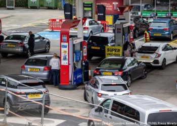 Kriza e karburantit në Britani / Ambasadori shqiptar: Mbi 5 mijë emigrantë të gatshëm të punojnë falas