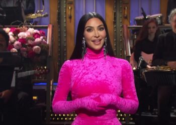 Kim Kardashian mahnit me veshjen e saj, shtangen spektatorët