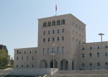 Viti i ri akademik/ Pas mësimit online studentët rikthehen në auditorë, kusht vaksinimi ose testi PCR