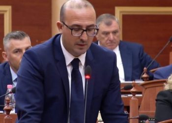 Deputeti i Lushnjes, ironi për çmimin e karburantit: Ju që votuat PS, nga gjeli i detit do t’ju ngelet vetëm kofsha