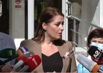 Helmimi i qytetarëve nga uji/ Manastirliu dhe drejtuesja e ISSH në spitalin e Krujës: Të shtruar edhe fëmijë e adoleshentë, cilat janë pistat
