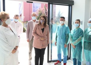 “Në spital dominojnë të pavaksinuarit”/ Manastirliu inspekton spitalin Covid 4: Eshtë një sfidë, të përgatitur për çdo skenar