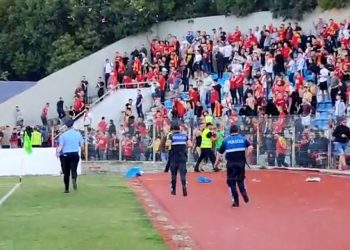 VIDEO/ Përleshje në fushën e lojës, plas grushti në derbin e 17-vjeçarëve në Shkodër