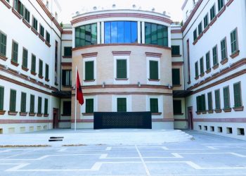 Ke zënë hyrjen e ministrit’/ I riu në Tiranë dënohet ngaqë rrinte ulur në shkallët e godinës