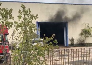 Zjarr i madh në një mobileri në Gjirokastër, dyshimet e para