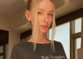 FOTOT/ Ngriti bluzën e doli topless para katedrales, modelja kërcënohet për vdekje