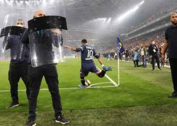 S’është “Air Albania” por “Velodrome”/ Neymar mbrohet nga policët me mburoja në Marsejë. 9 policë të lënduar dhe 21 tifozë të arrestuar