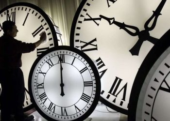 Të dielën filllon llogaritja dimërore e kohës, akrepat kthehen një orë mbrapa